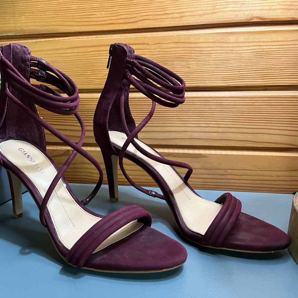 Wine Gianni Bini heels with zip back